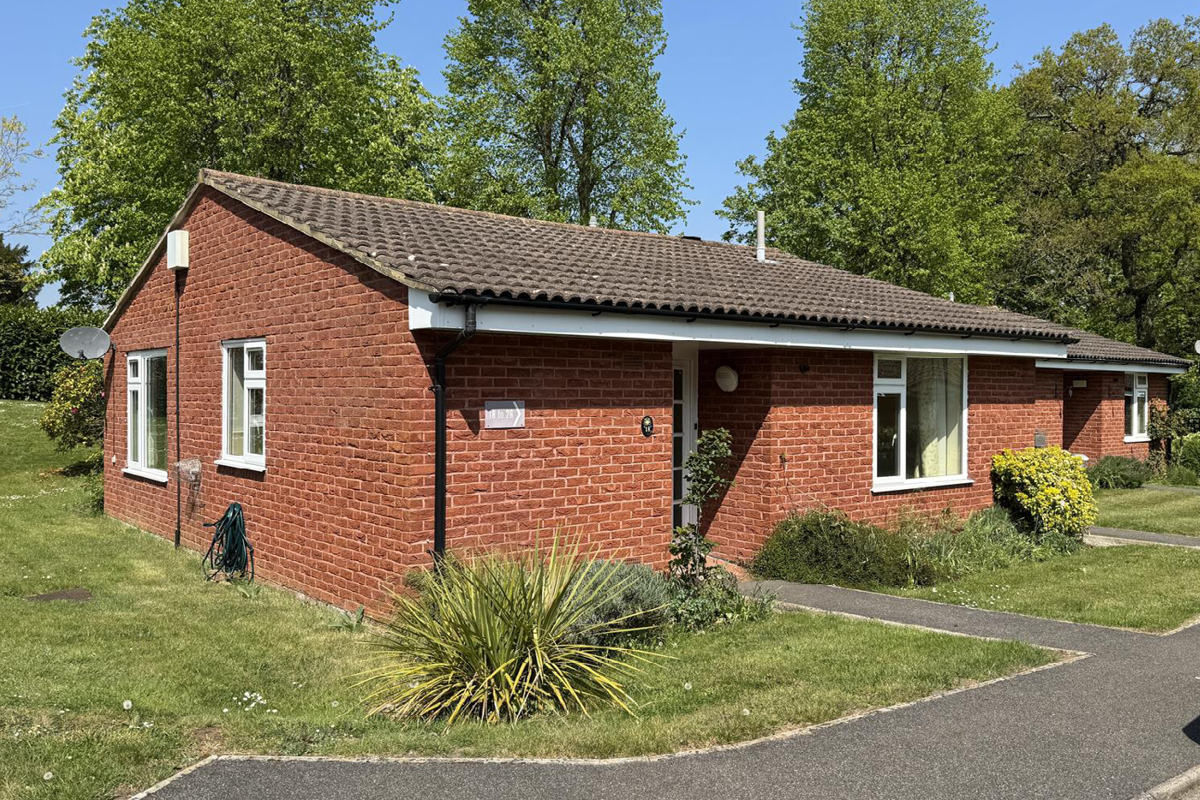 communal gardens, retirement living, emery and orchard, godalming, surrey, estate agents, move house, move to godalming, move to farncombe, move to surrey, retirment development, retirment home, moving to a retirement development, emery & orchard, 